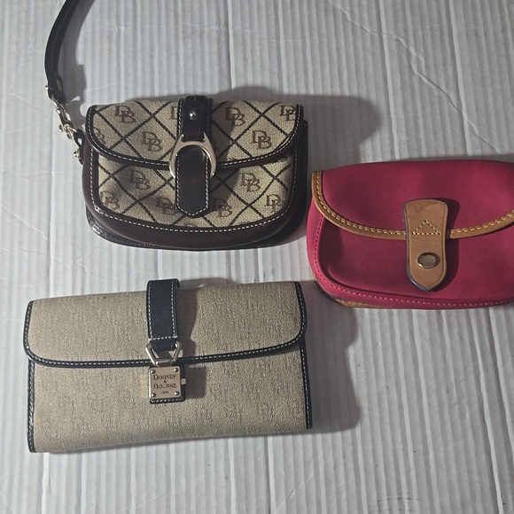 Dooney & Bourke Handbags - Dooney & Bourke Wallet & Wrislet